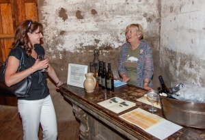 Wine pourer Norma sharing some of Roblar’s vintages with a guest in la bodega. Photo by Friz Olenberger.